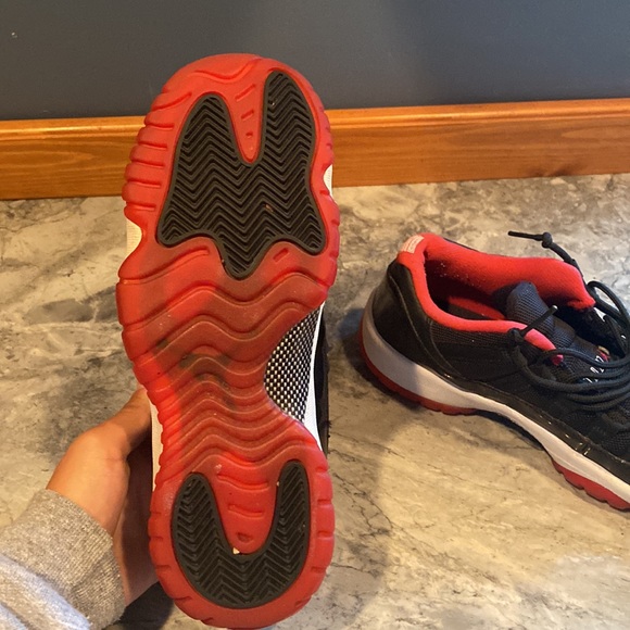 Air Jordan bred 11 lows - Picture 2 of 3